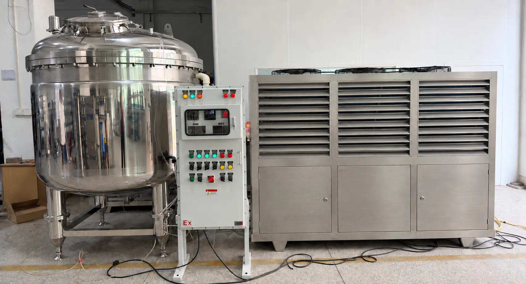 Tangki pencampur minyak wangi pneumatik 2000L siap dengan peralatan penyejukan dan penapisan untuk projek pengubahsuaian kilang wangian AS