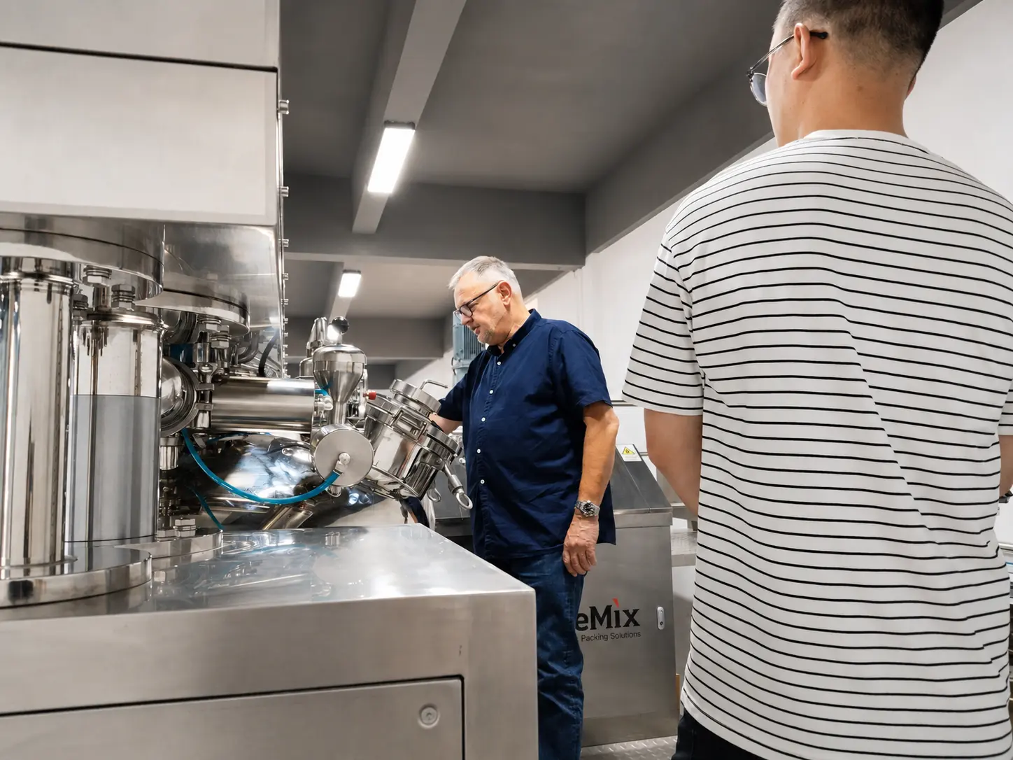 honemix-customer-inspection-emulsifying-mixer